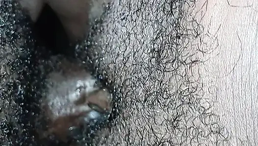 Yarağıma işiyor ve boşalana kadar beni sikiyor.