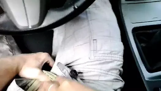 Latince itaatkar bir arabada yol