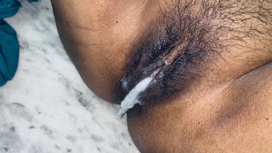 Hintli kadın spermle sikişiyor ve amına boşalıyor