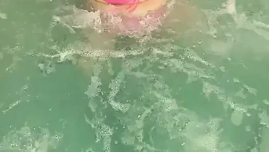 Davisdesires havuzda amının salyasını izliyor