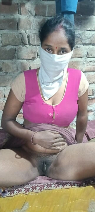 Village bhabhi ke bade bade dhoodh aur chudai karne ke liye utsuk