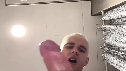 Bir pansiyonda tuvalete gittim ve orada mastürbasyon yapmaya karar verdim