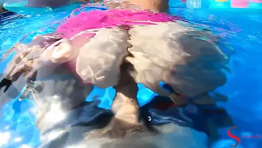 Pawg üvey anne havuzda sikişiyor