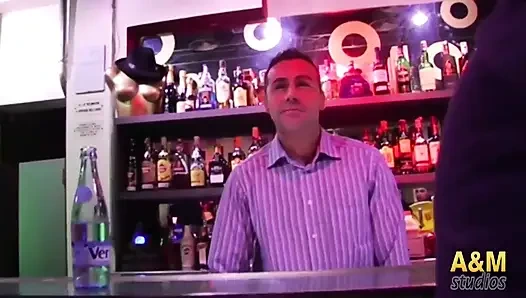 Çift seks oyunları. Diskotekte kendi seçecekleri seçeneği seçiyorlar