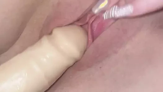 Evli kadın büyük dildo ıslak amcıkla oyun oynuyor