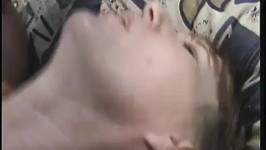 Azgın yaşlı sürtük amını yarakla doldururken yarak emiyor - yaşlı porno