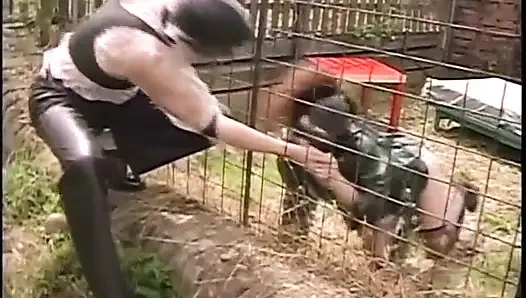 İtaatkar lateks kadın evcil hayvan götten yarak almaya hazır