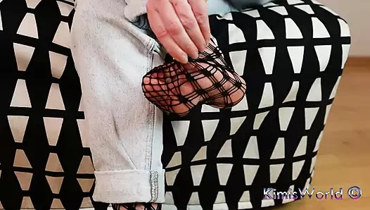 Yüksek topuklu ve file çoraplı zarif orta yaşlı seksi kadın - ayakkabı oyunu ve azdırma