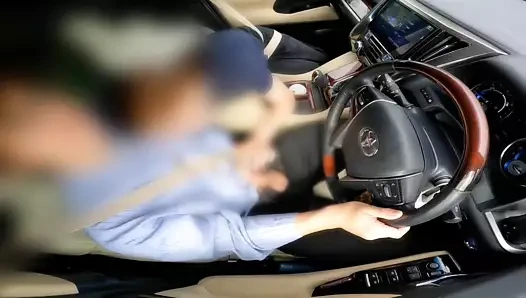 Evli kadın araba sürerken handjob ve oral seks verir