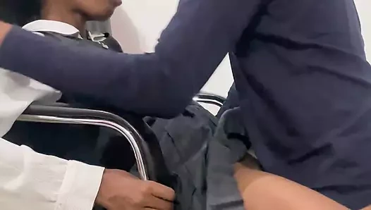 Minik Afrikalı genç kız üniformalı öğretmeni tarafından sikiliyor