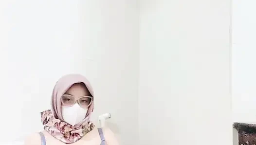 Hijab tobrut playing in the bathroom