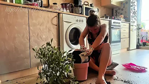 Sahiben sana edepsiz ayaklarını yalatıyor