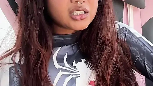 Küçük desi kız mia z mastürbasyon yapıyor ve hentai'ye tepki veriyor