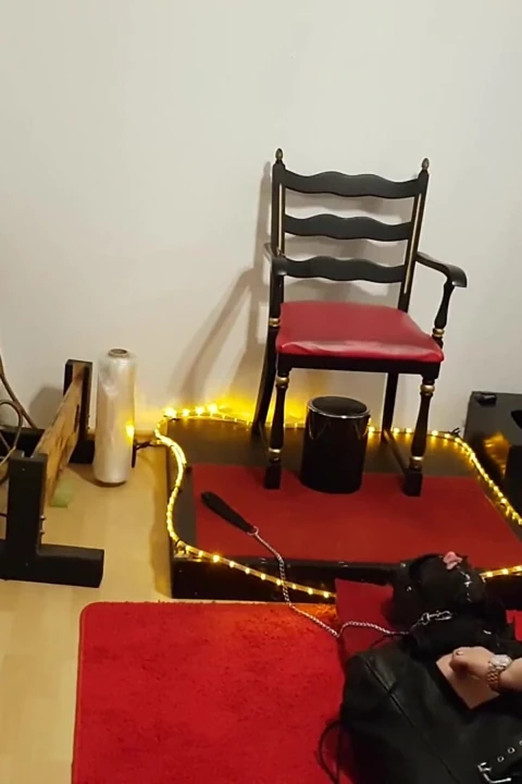 Tombul esmer dominatrix fetiş zindanında bağlı köleyi komuta ediyor
