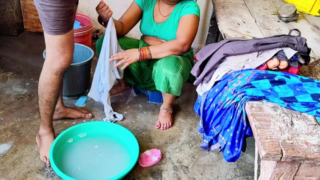 Desi bhabhi ne  bathroom me land chusha