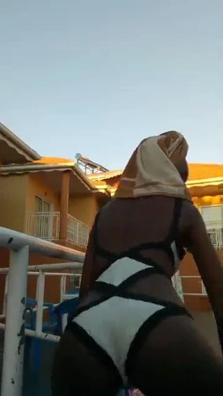 Seksi kız bikini.mp4 içinde şirin selfie'ler yapıyor