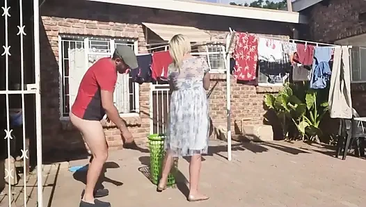 Çamaşırları çıkartırken açık havada sikişiyor