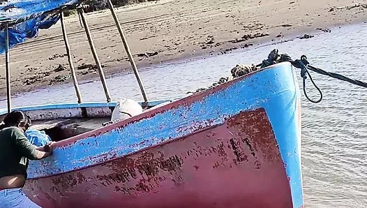 Hintli ateşli kız plajda seks videosu