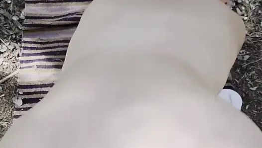 Ormanda domaltarak fışkırtarak boşalıyor