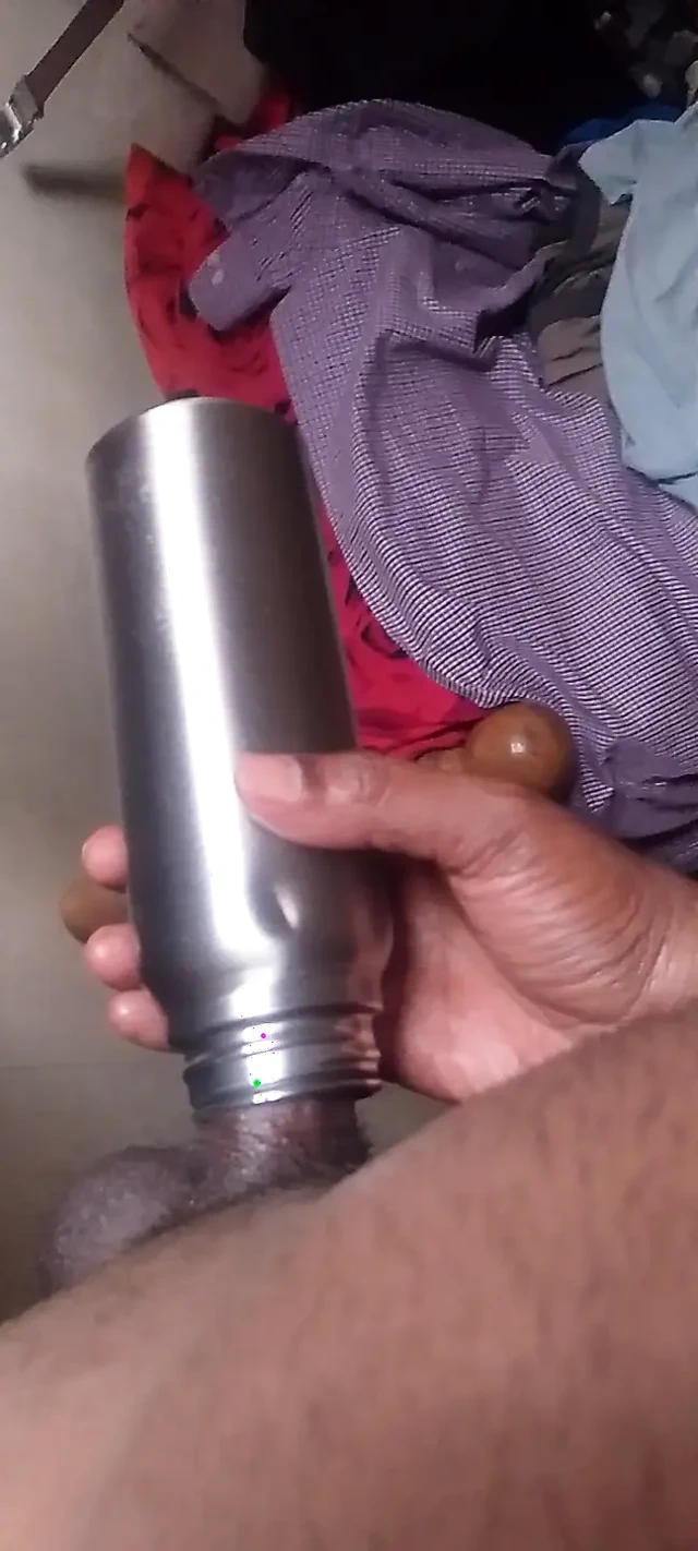 Seksi Tamil erkek su şişesiyle seks