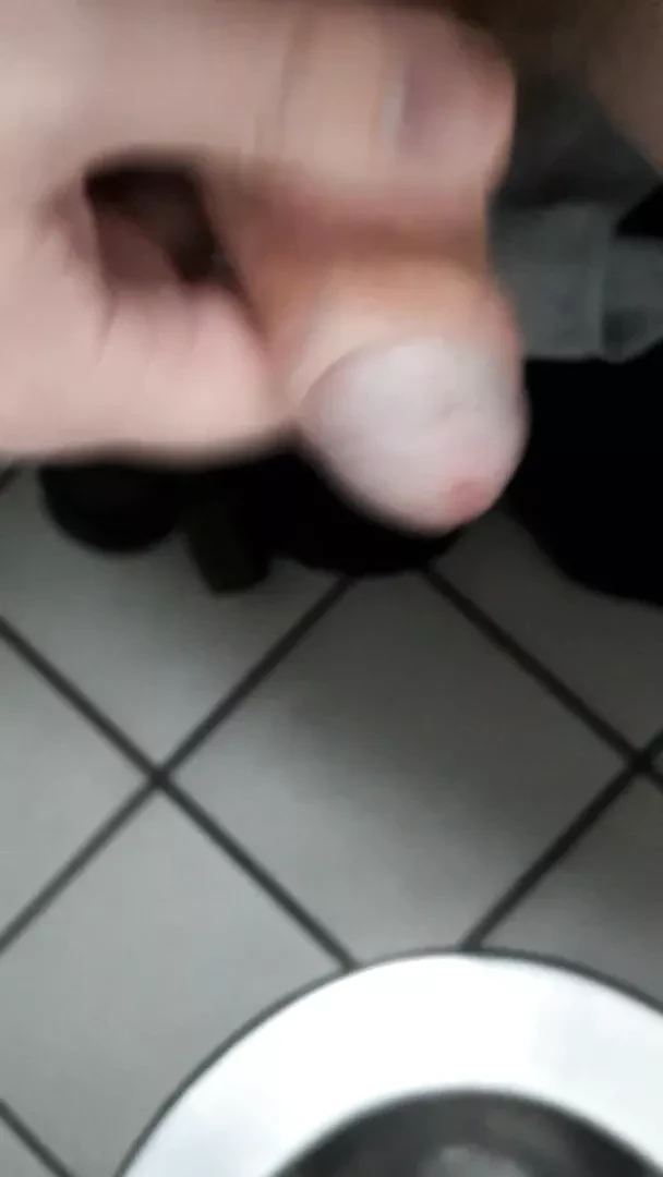 Пухлый паренек с маленьким необрезанным хуем дрочит в общественном туалете