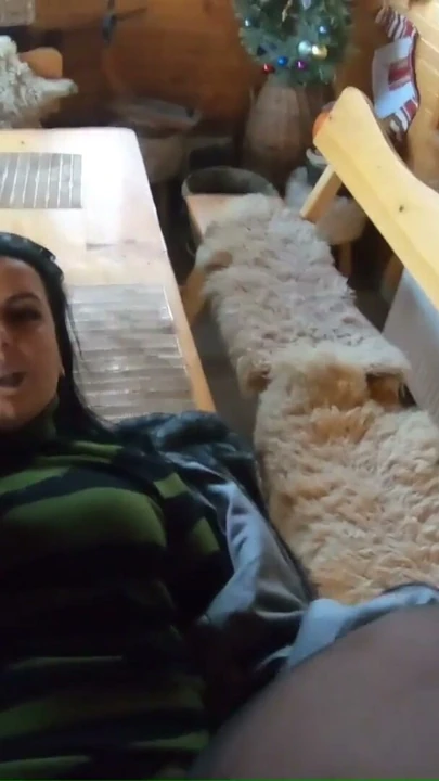 Bornoz orta yaşlı seksi kadın saç kurutuyor ve saçıma boşalarak sakso çekiyor | Klip 3