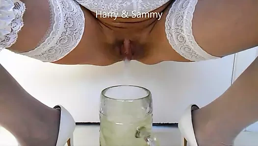 Sammy banyoda güzel bir çiş sahip