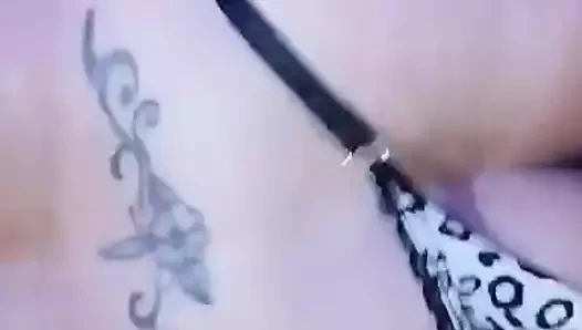 Çok sürtük orta yaşlı seksi kadın oturuyor, büyük yarakla başarısız oluyor