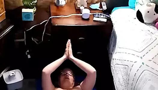 Ateşli orta yaşlı seksi kadın çıplak yoga yapıyor ve sonra mastürbasyon yapıyor!