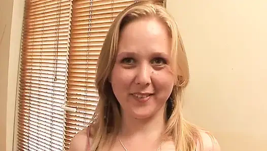 Fransız sarışın sürtükler yatak odasında ateşli anal üçlü sekste büyük yarağı paylaşıyor