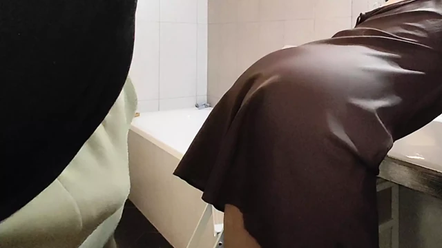 Kocamı tuvalette temizlikçi kadınla sikişirken ve kaydederken gördüm!