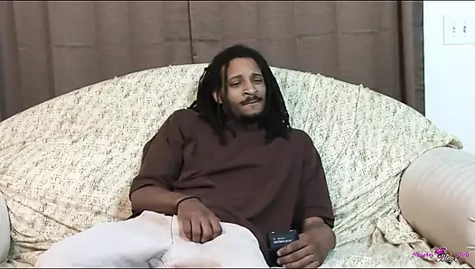 Kızını kanepeye siktirdikten sonra, bu büyük zenci yarağı dışarı çıkıyor ve dölünü püskürtüyor