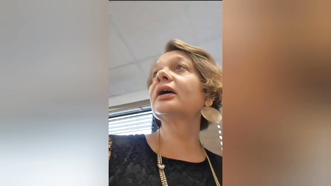 Yarak seven olgun 47 yaşındaki seksi iyi monte edilmiş kadın