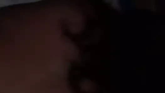 priya inliyor ve köpek seviyor