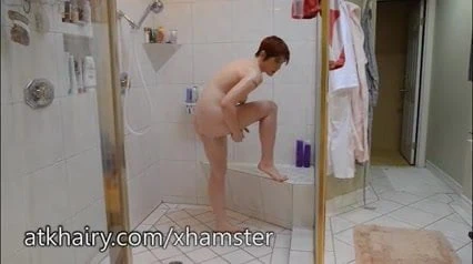 Рыжая Lily Cade моется и играет со своим милым кустиком