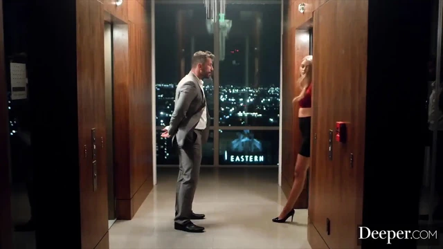 Derin. Muhteşem altın avcısı erkek arkadaşının üvey babası tarafından baştan çıkarılıyor