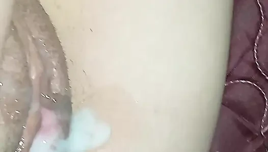 Onu yanında sikiyor ve amının üstüne boşalıyor