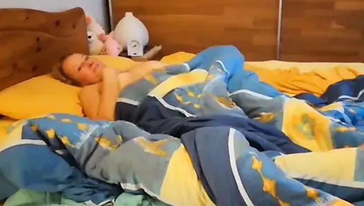 Olgun sarışın eş yatakta seksin tadını çıkarıyor