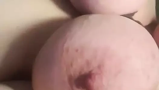 Göğüsler bağlı ve inciniyor