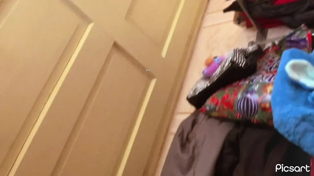 Gotik çoraplı çıplak bebek