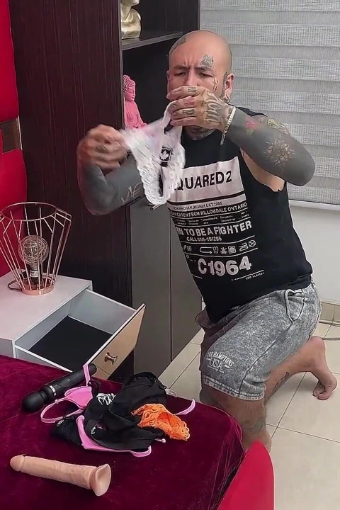 Külotsuz dövmeli oda arkadaşım yanlışlıkla tekrar tekrar yarağımda sekti