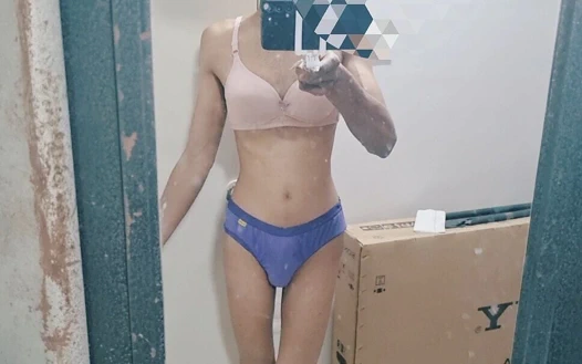 Azgın Hintli genç kadın üvey annesinin sevimli külotunu ve sütyenini giyiyor