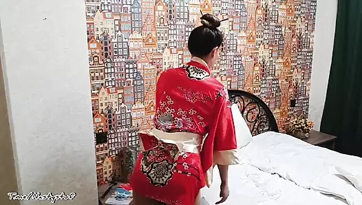 Yeni bir elbise giyiyor ve götü damgalama makinesi gibi çalışıyor. Bu harika!