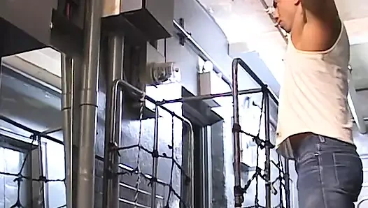 Yırtık götlü Joey Jordan büyük zonklayan yarağını okşuyor