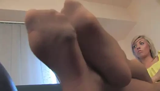 Sevimli sarışın lezzetli külotlu çorap ayaklar 2