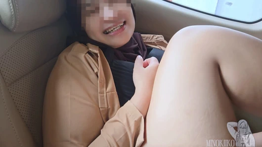 Tesettürlü öğrenci (18+) cep telefonunu yükseltmek için arabada sikişiyor - minokiiko