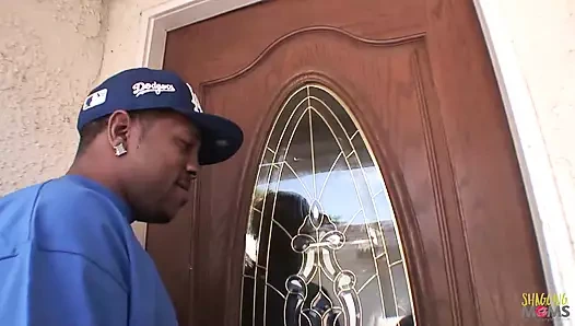 Kızıl saçlı orta yaşlı seksi kadın büyük zenci yarağını sıkı delikleriyle sikiyor