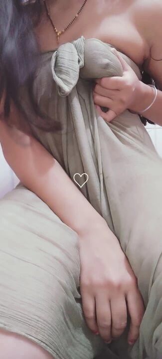 Ateşli kız vücuduna masaj yapıyor