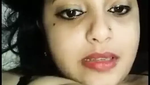 Anjali yenge oynama ile göğüsler