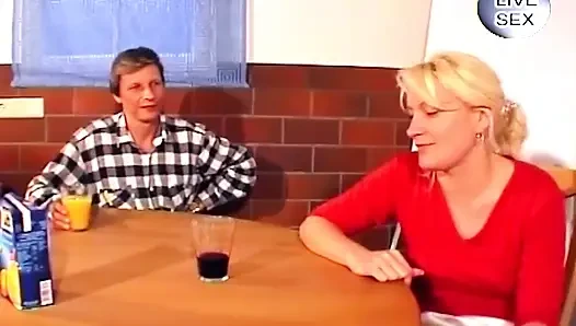 Olgun sarışın fışkırtma patlamasına kadar kasenin üzerinde parmaklanıyor
